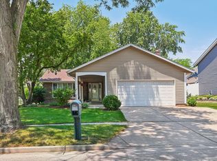 120 S Deerpath Dr, Vernon Hills, IL