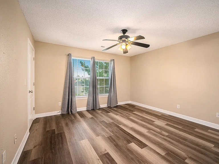 801 SW Peach Tree Ln — Photo 13