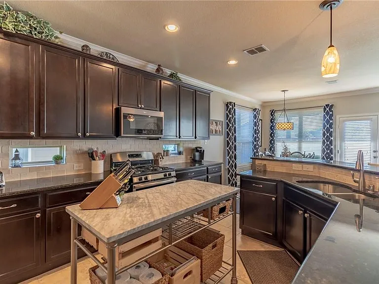 809 Park Place Ln — Photo 5