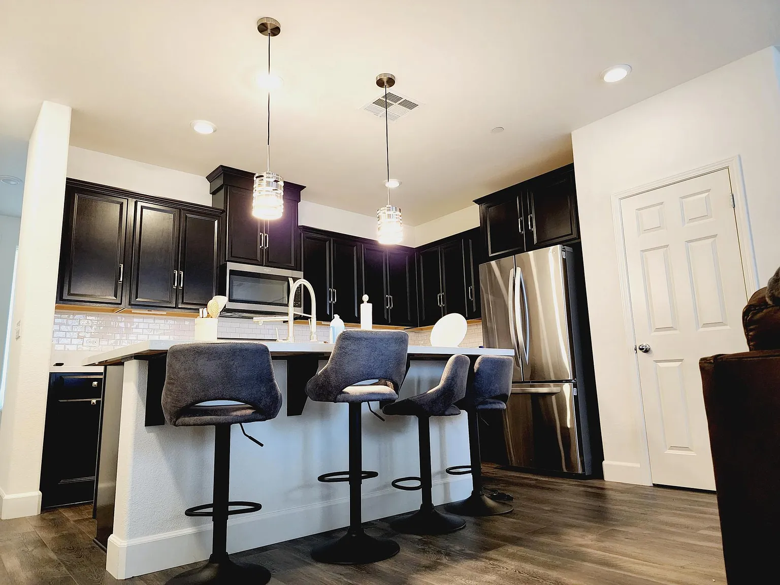 3 bed, 2090 sqft, $3,150 — Photo 4