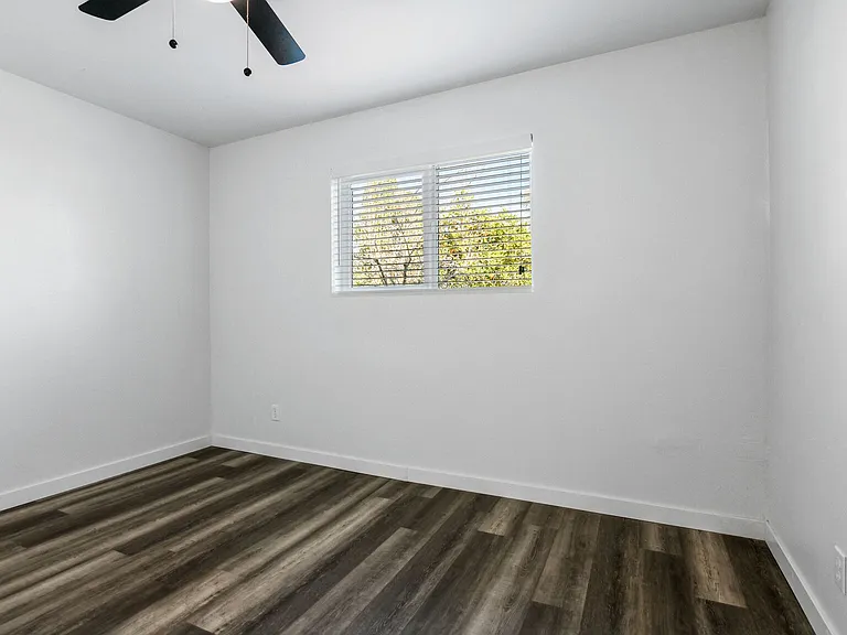 1229 W 4th St #1 — Photo 12
