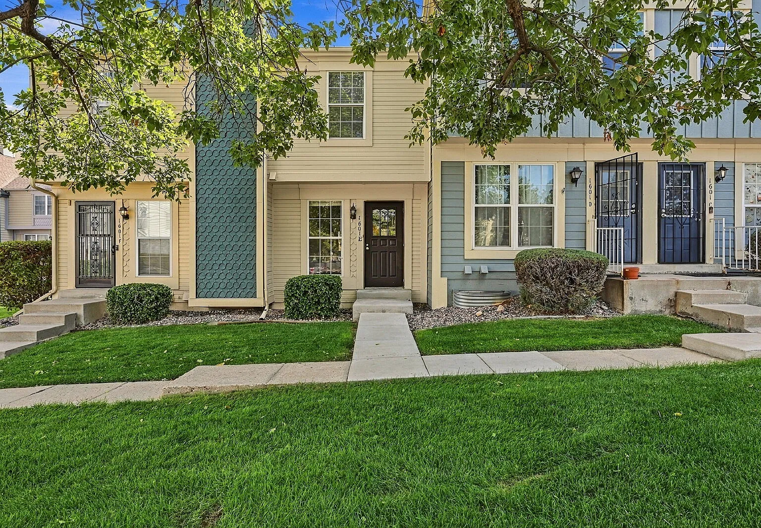 2 bed, 1.0 bath, 859 sqft, $1,570 — Photo 1