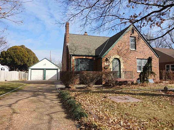 Another view of front of house