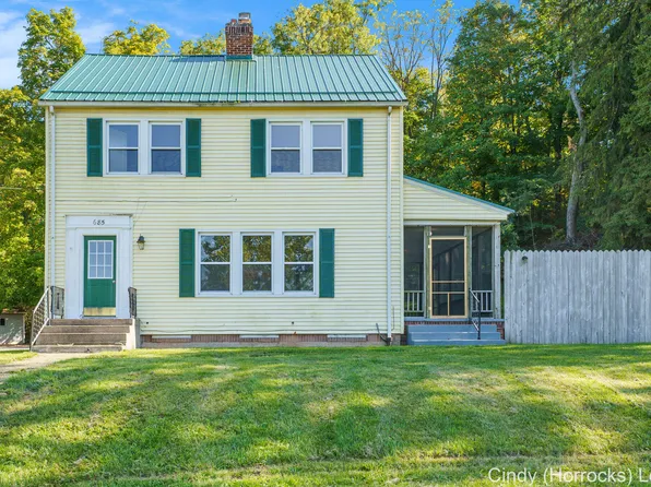 685 W Riverside Dr, Ionia, MI 48846