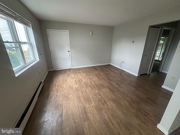 2nd image of 427 Smith St APT 1R