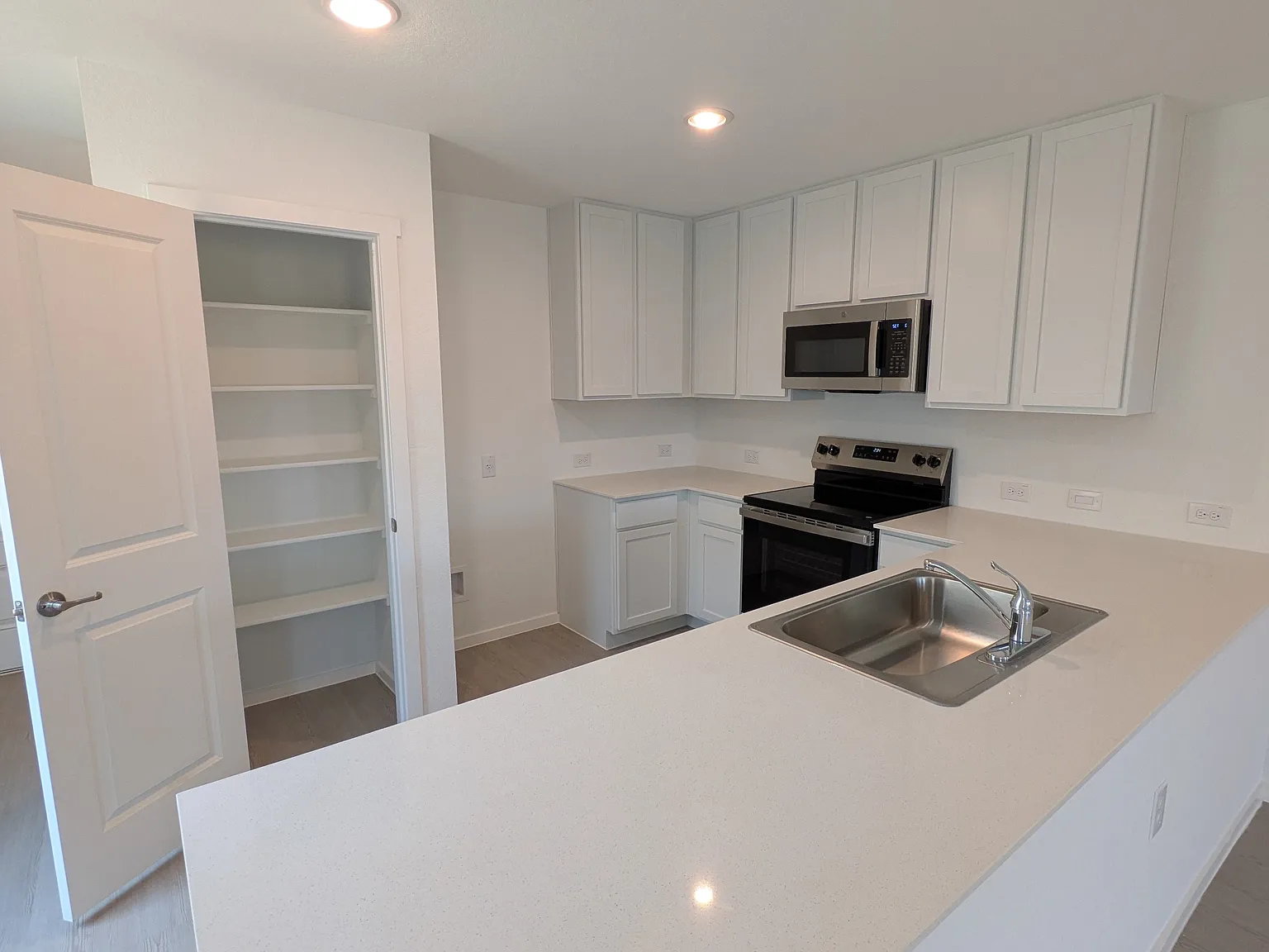 4 bed, 2.5 bath, 1897 sqft, $1,899 — Photo 4