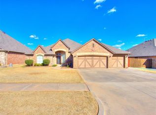 812 Samantha Ln, Moore, OK 73160