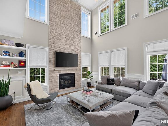 5th image of 80 Holland Ave
