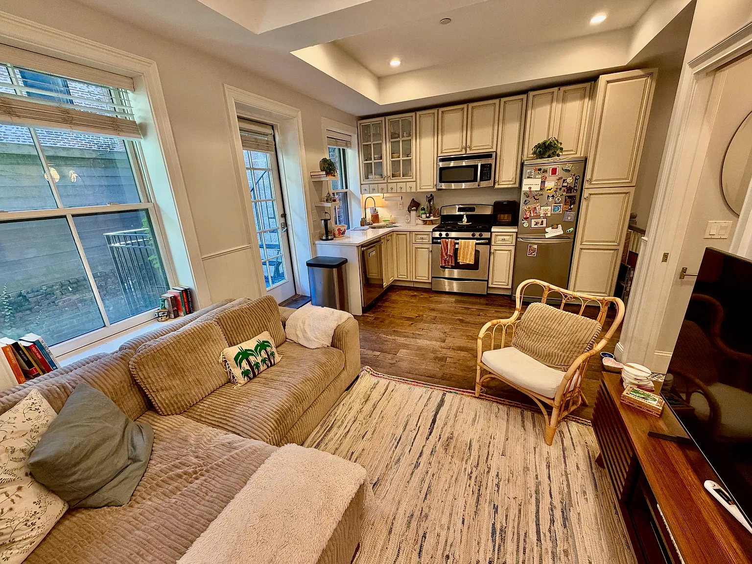 2 bed, 1.5 bath, 700 sqft, $4,000 — Photo 1