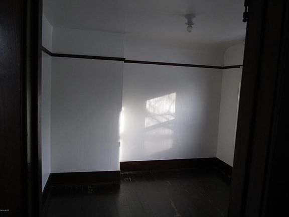 5th image of 405 E Ave N