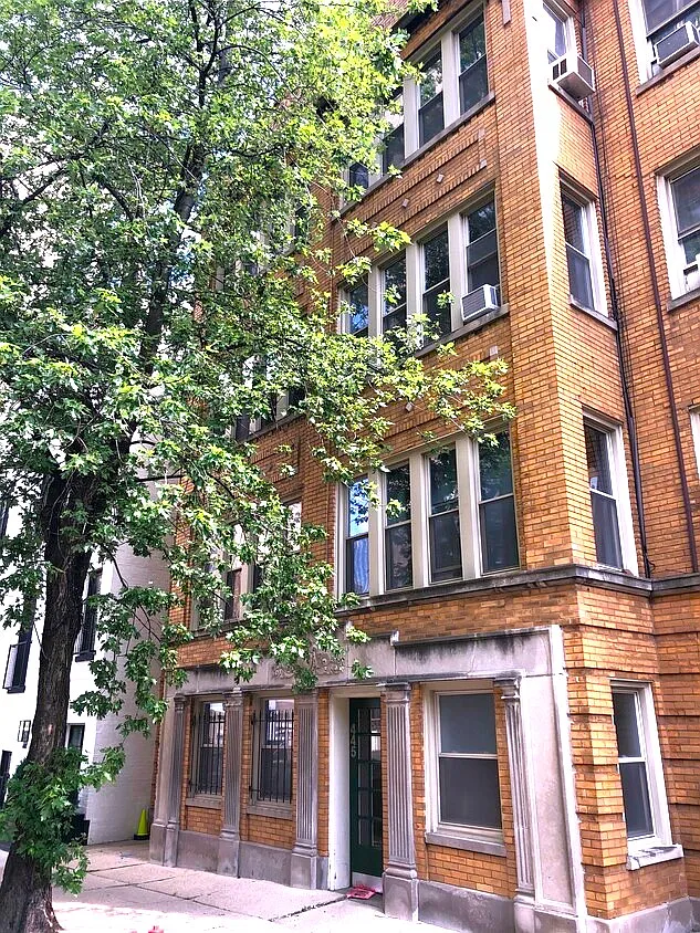 St James — Photo 1