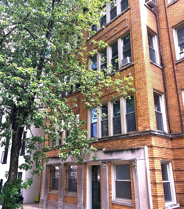 445 W Saint James Pl