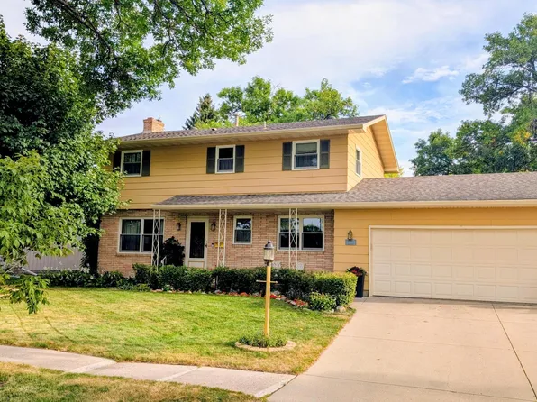 1207 22nd Ave S, Moorhead, MN 56560