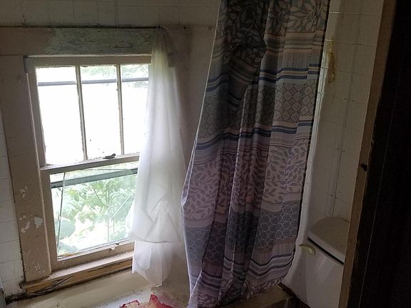 2nd image of 703 McCulloch St