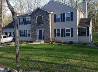 105 Swartsburo Dr, Tamiment, PA 18371