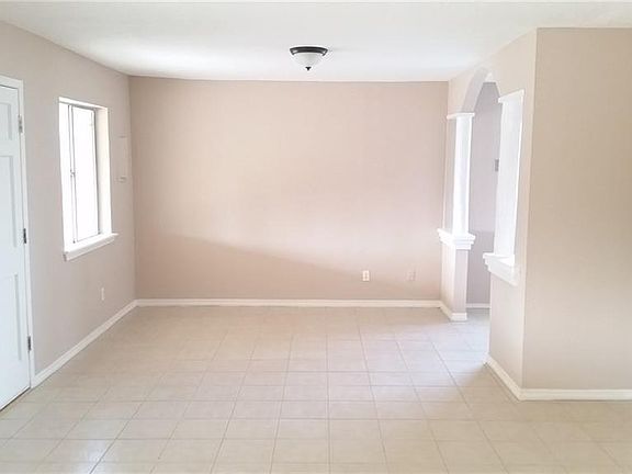 5th image of 313 Melendez St