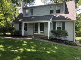 9 Cottage Ln, Upper Saddle River, NJ 07458