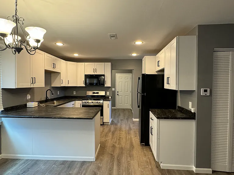 1022 N Kansas Ave — Photo 3