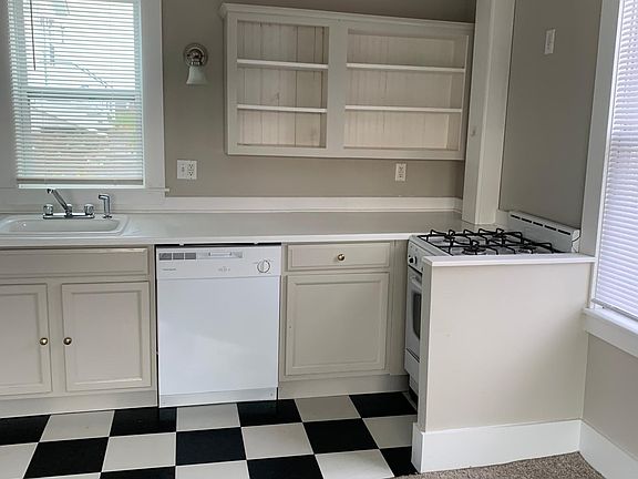 3rd image of 80 Mechanic St