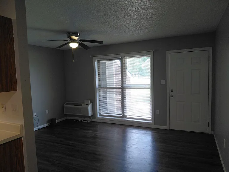 311 S Grand Ave — Photo 4