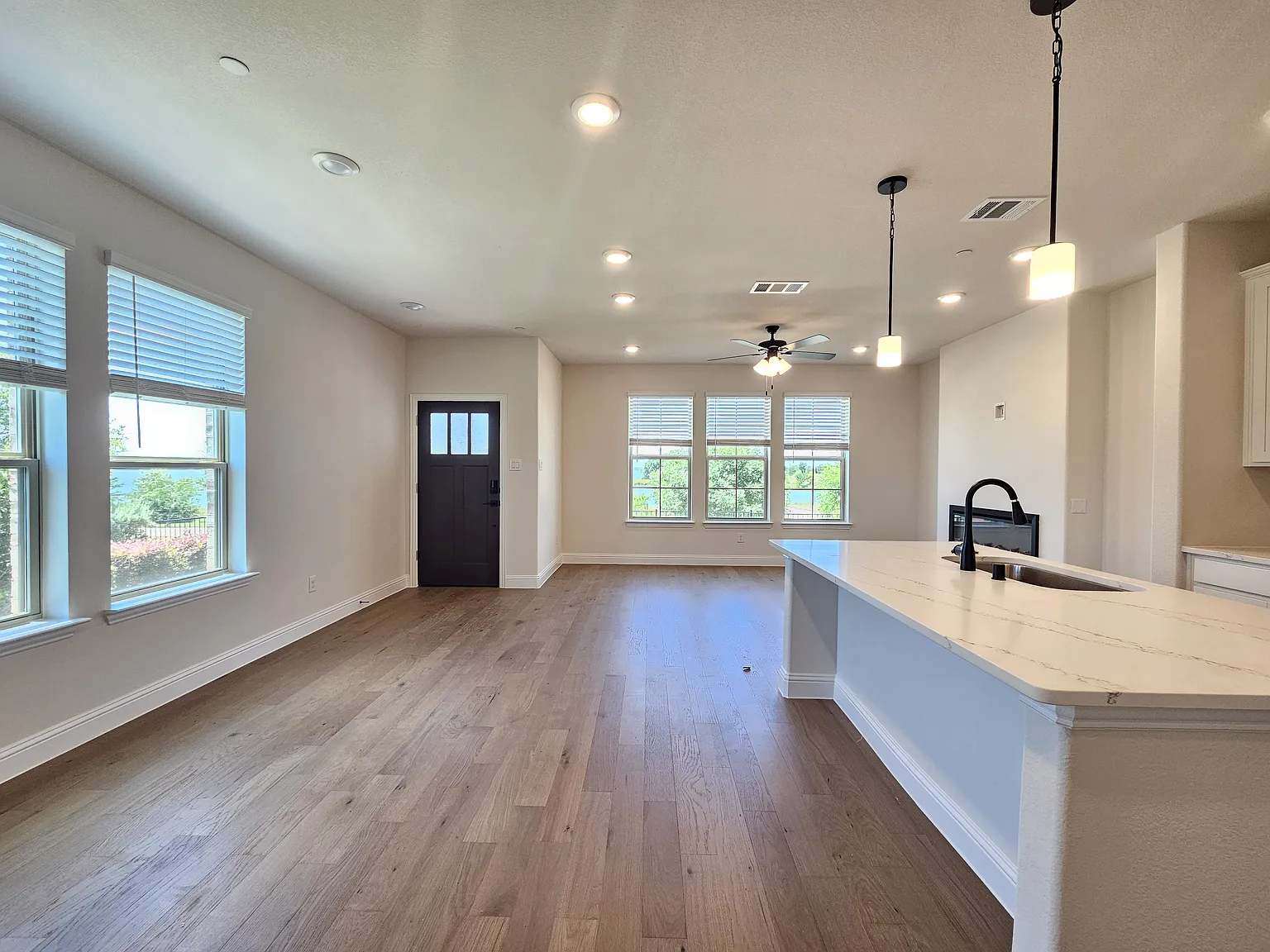 4 bed, 3.5 bath, 2492 sqft, $3,000 — Photo 2