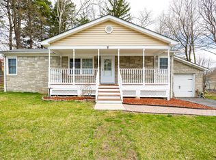 8 Holt Rd, Hyde Park, NY 12538