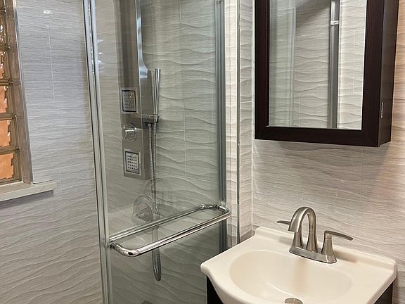 5th image of 2364 E 17th St APT 1