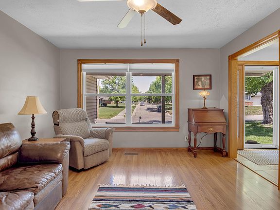 3rd image of 1008 Countryside Dr
