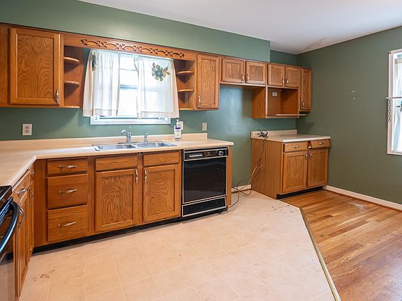 4th image of 244 Langford Ave