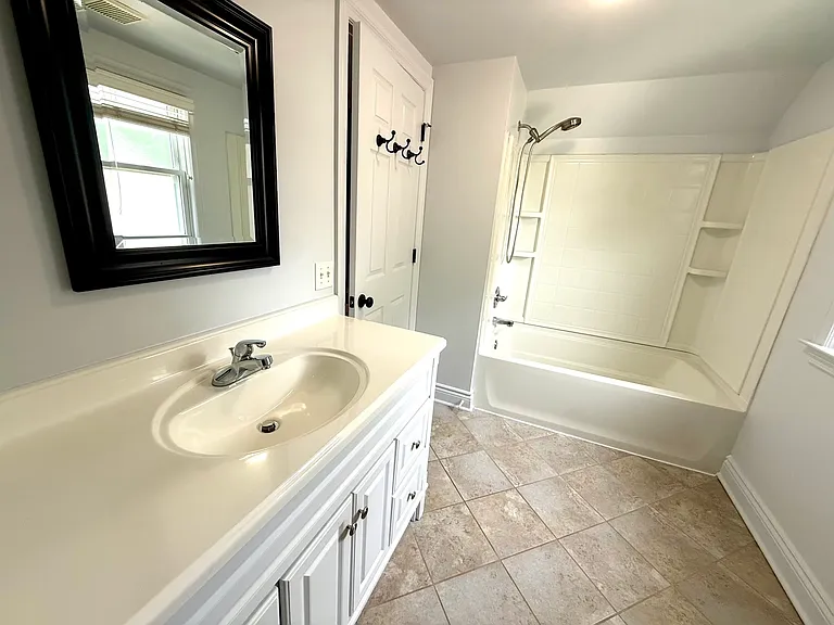 Upstairs full bathroom