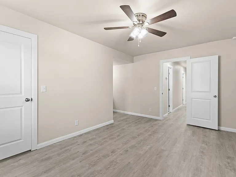 1600 W Madison St — Photo 11