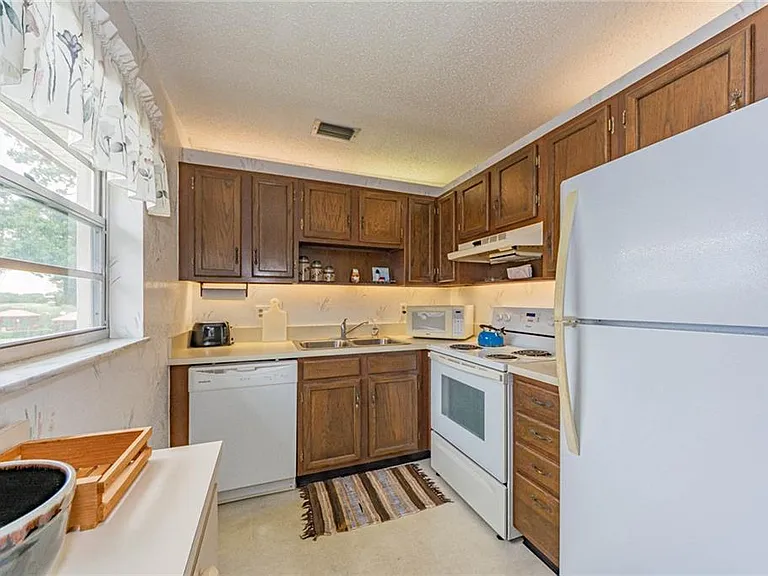 103 Royal Oak Dr — Photo 6