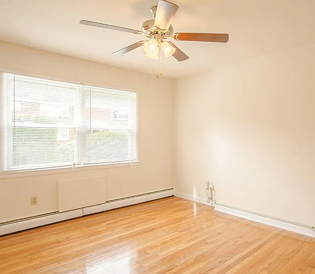 Country Club Apartments — Photo 9