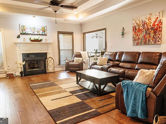 4th image of 304 Victoria Cir