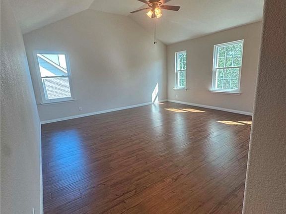 5th image of 2037 Northview Dr