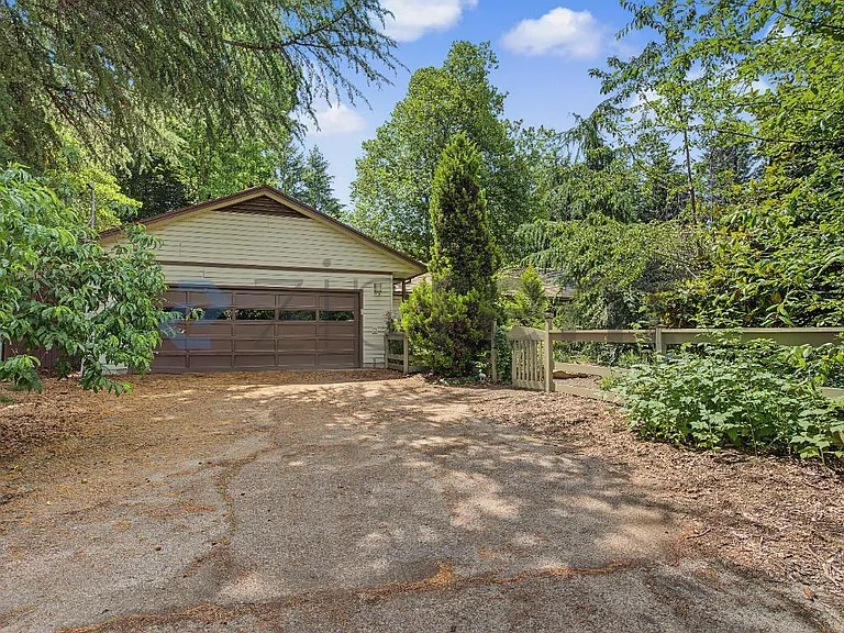 920 SW Stephenson Ct — Photo 2