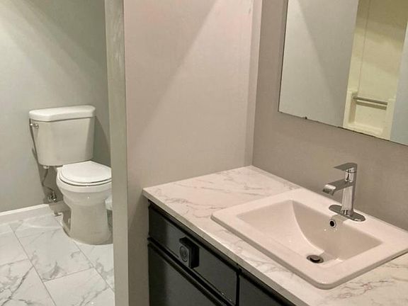 Full bath @ 2nd floor