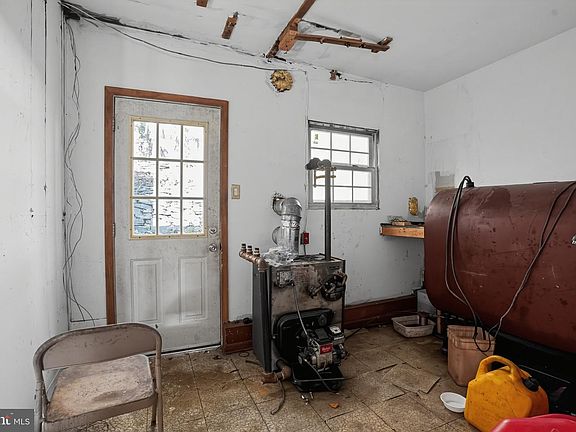 32nd image of 10 Hemlock Rd