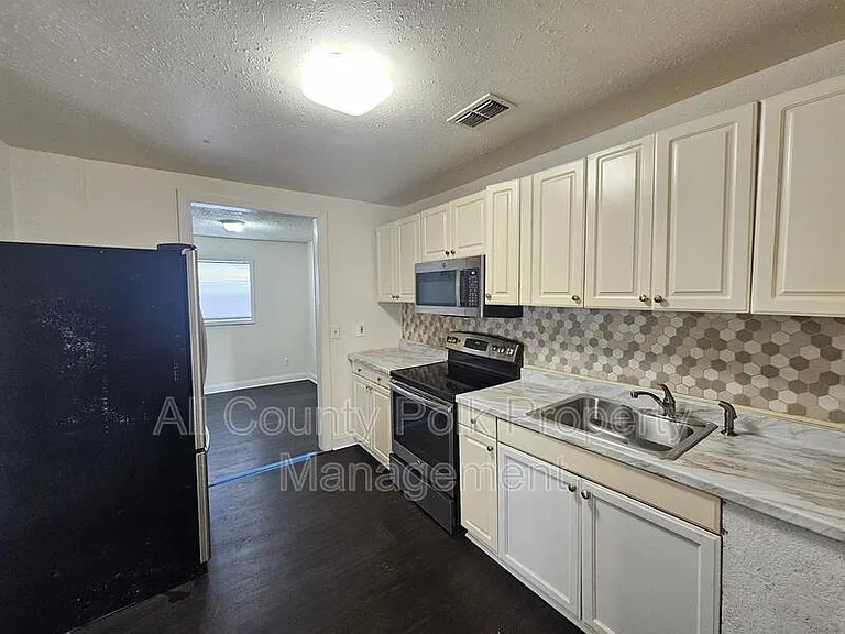 1734 35th St NW — Photo 7