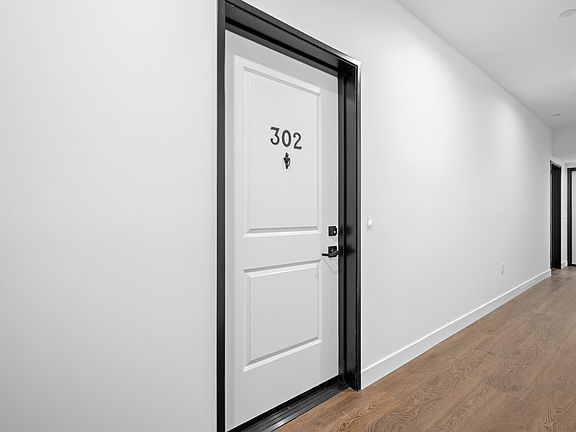 4th image of 10657 Moorpark St #302