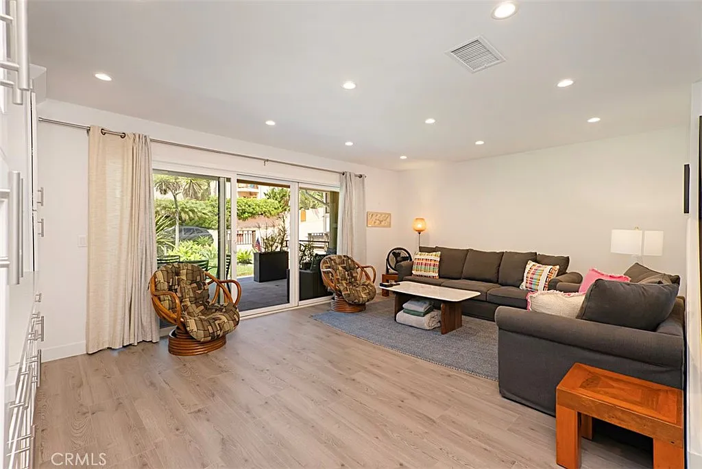 3 bed, 1560 sqft, $7,650 — Photo 4