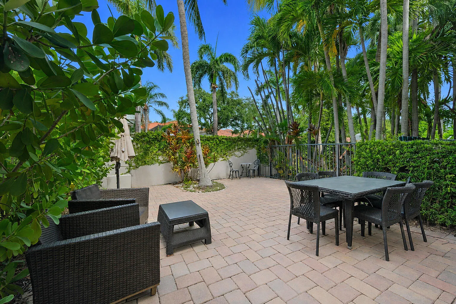 3 bed, 3.5 bath, 2498 sqft, $5,900 — Photo 2
