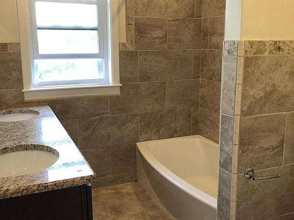 3rd image of 385 Sommerville Pl