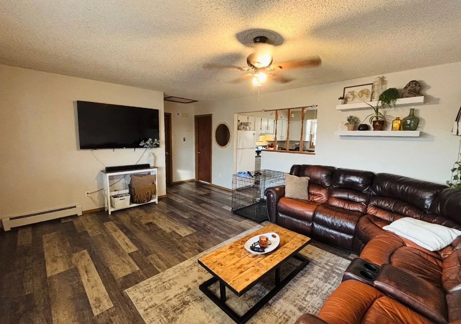 Updated 2 Bed Upper Unit w/ In-Unit Washer & Dryer + Utilities Included! — Photo 3