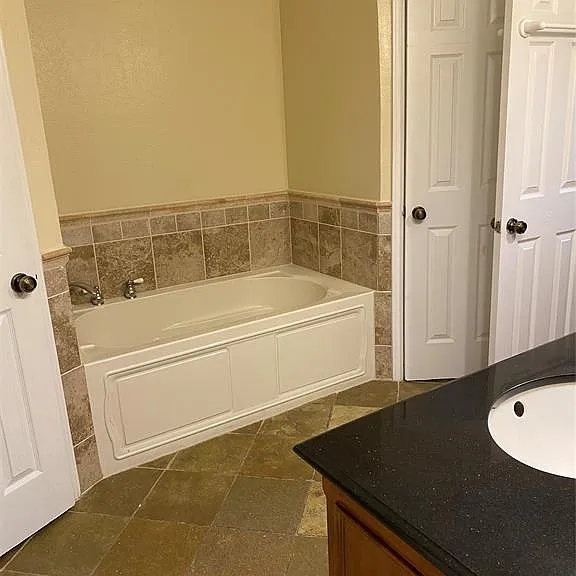 3211 Park Hills Dr — Photo 10