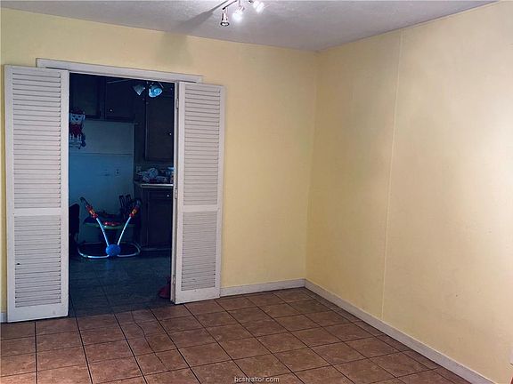 4th image of 2211 Staunton Dr