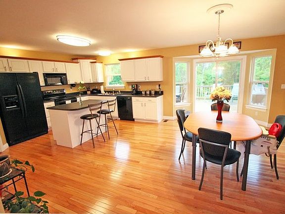 3rd image of 308 Saint Cecelia Ct