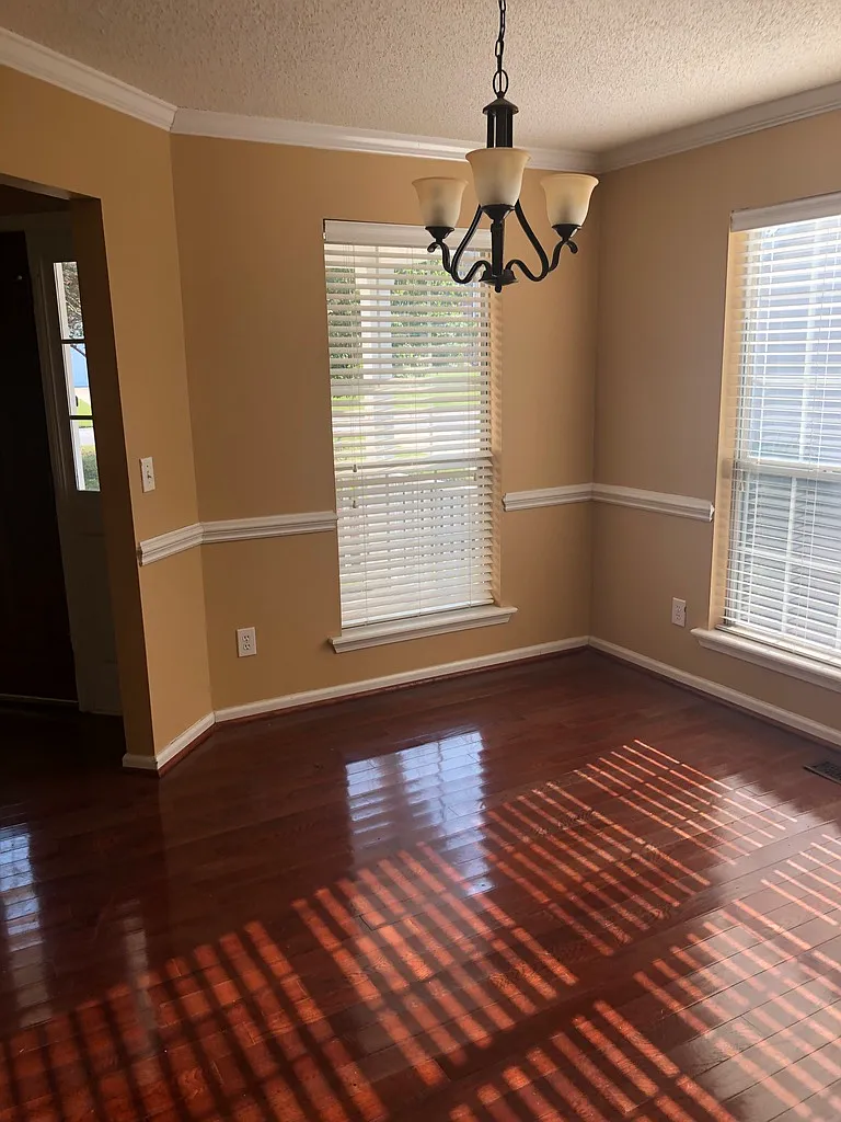 dining room - 207 E Hampton Way