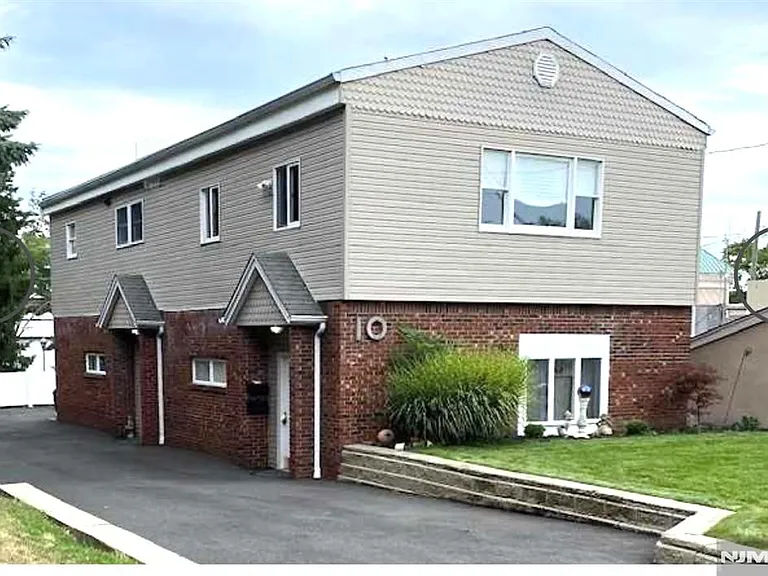 10 Evergreen Ave — Photo 1