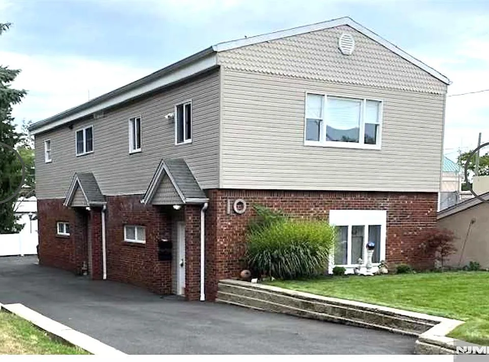 10 Evergreen Ave